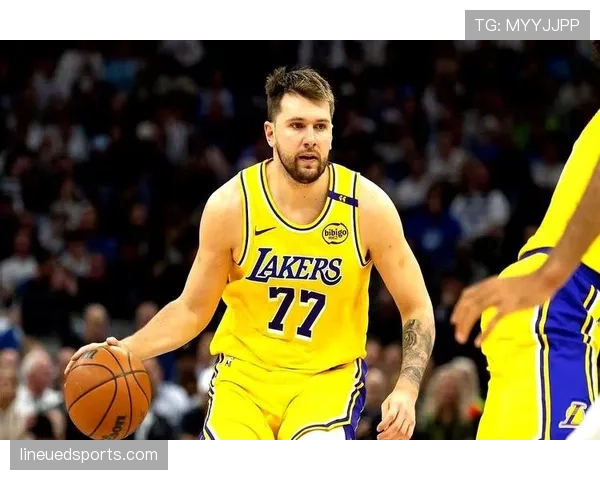 东契奇又在更衣室吃披萨了?这哥们场下真把NBA当自助餐 东契奇又在更衣室吃披萨了?这哥们场下真把NBA当自助餐