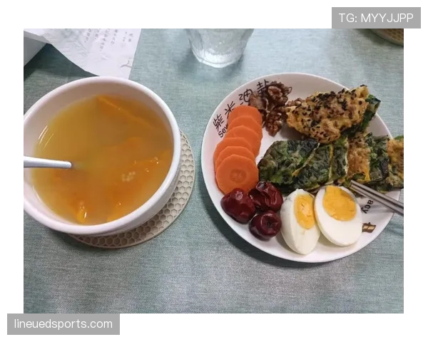 看德约科维奇的家常照，厨房跟五星酒店似的，我在想那早餐刷哪张银行卡
